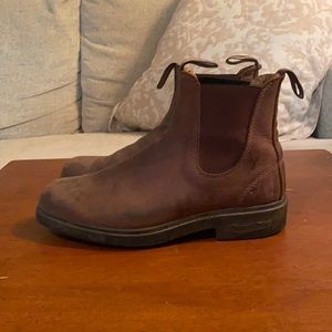 Blundstones square toe boots